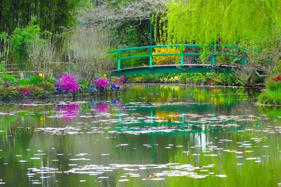 Giverny and Versailles Small Group Day Trip